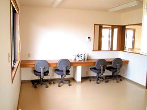リハビリ訓練室。複数の運動用マシンと訓練機器が備えられた広い専用スペース。
