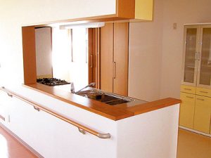 介護施設の受付カウンター。木製の上部構造と白い下部から構成される