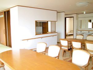 木製テーブルと椅子が配置された広々とした食堂・ダイニング空間